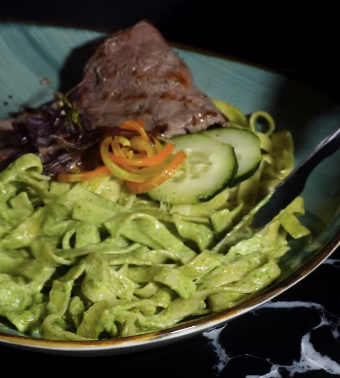 Fetuccini al Pesto con Bistec