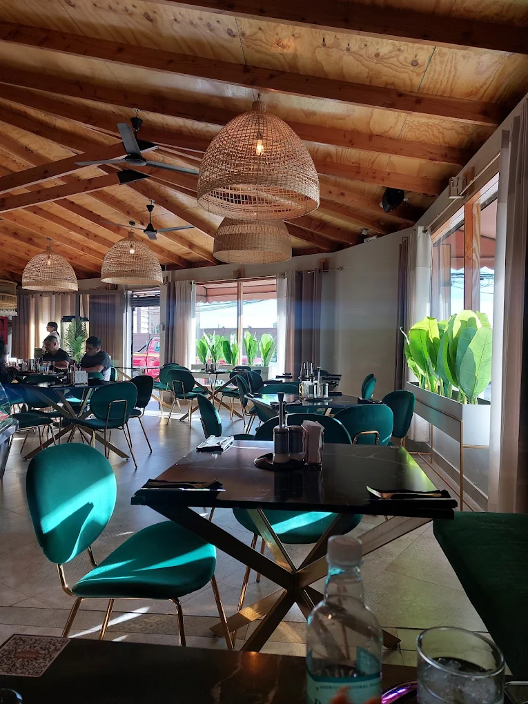 Salón principal con detalles cálidos