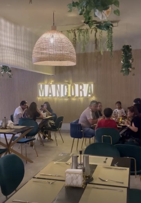 Interior de Máncora Restaurant con letrero