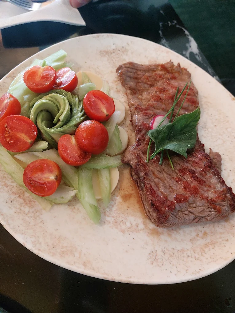 Corte de carne con guarnición fresca